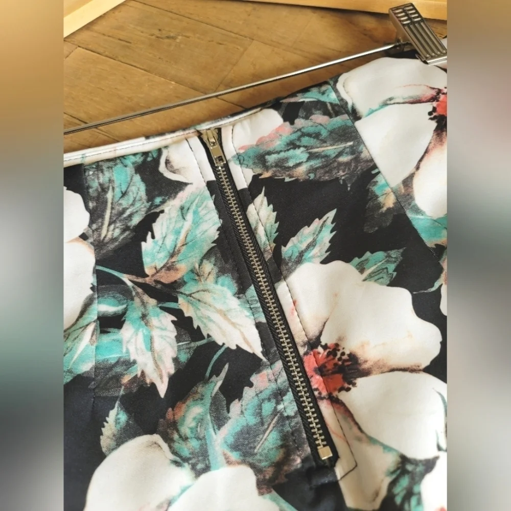 Jealous Tomato Floral Pencil‎ Skirt , Size Medium